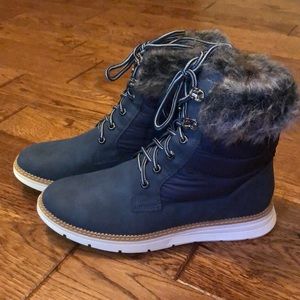 Women’s Journey + Crew navy fur booties size 8